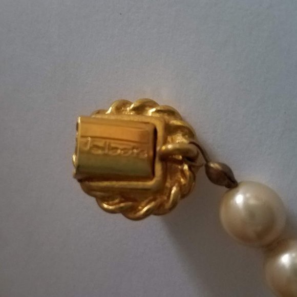 Talbot's Single Strand of faux pearls - Picture 4 of 5